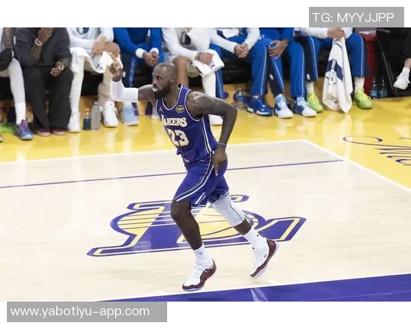 詹姆斯替补席上显不满情绪频频起身运球引发关注